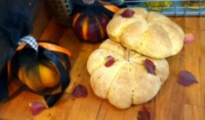 Scopri di più sull'articolo Due ricette per halloween veloci: Torta di zucca, senza farina! Pane alla zucca fatto in casa!