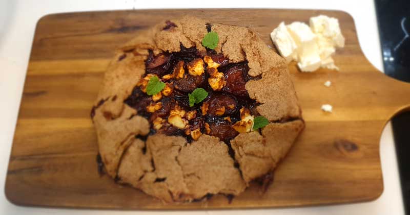 Scopri di più sull'articolo Galette alle susine “In cucina con Kamelina”