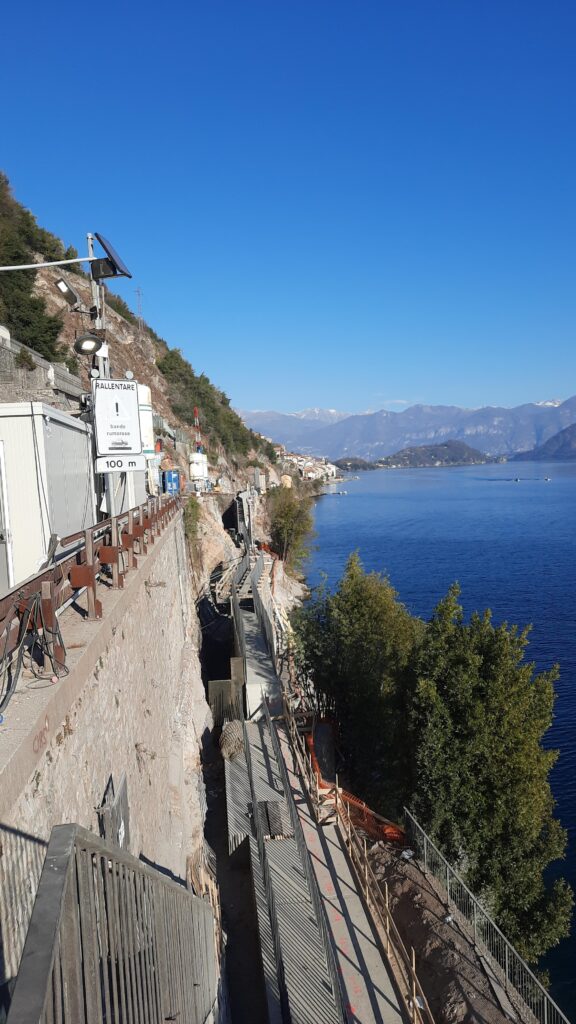 Scopri di più sull'articolo ANAS: NONA SETTIMANA DI LAVORI AL CANTIERE DI COLONNO PER LA VARIANTE ALLA TREMEZZINA