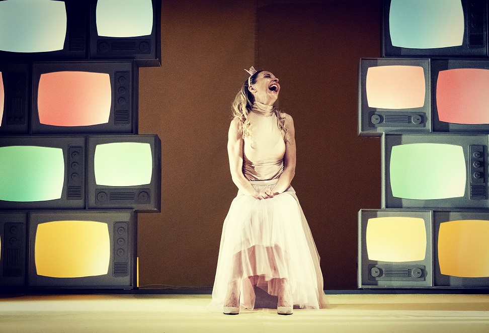 Scopri di più sull'articolo VITA ATTRAVERSO I SOCIAL E DISTANZA SOCIALE “LIKE”