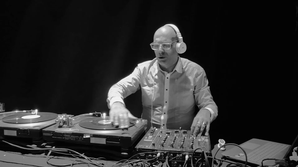 Scopri di più sull'articolo CERCASI DJ PER LA SVIZZERA