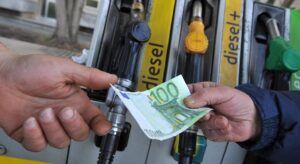 Scopri di più sull'articolo Carburanti: Scatta da venerdì 1° aprile l’aumento dello sconto regionale sul prezzo del carburante alla pompa