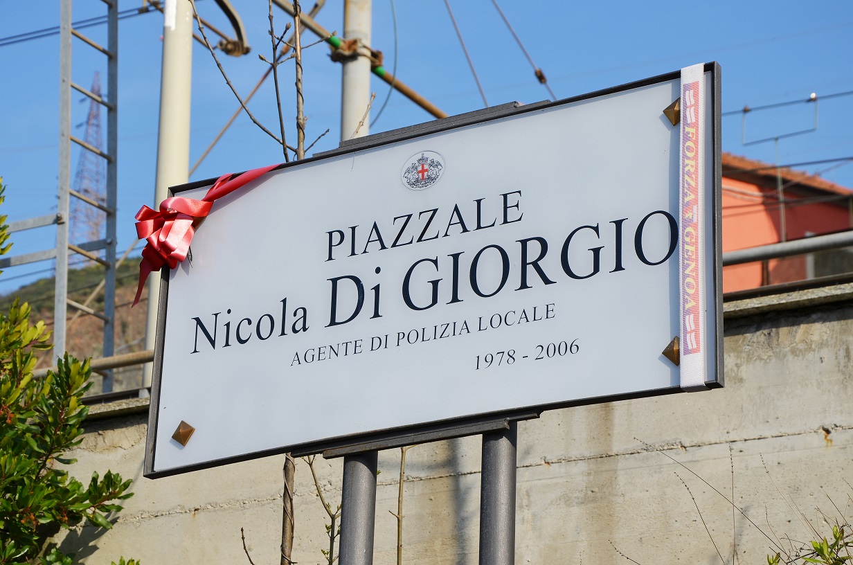 Al momento stai visualizzando SESTRI PONENTE, IL PIAZZALE SOTTO LA STAZIONE DI BORZOLI INTITOLATO ALL’AGENTE DI POLIZIA LOCALE NICOLA DI GIORGIO