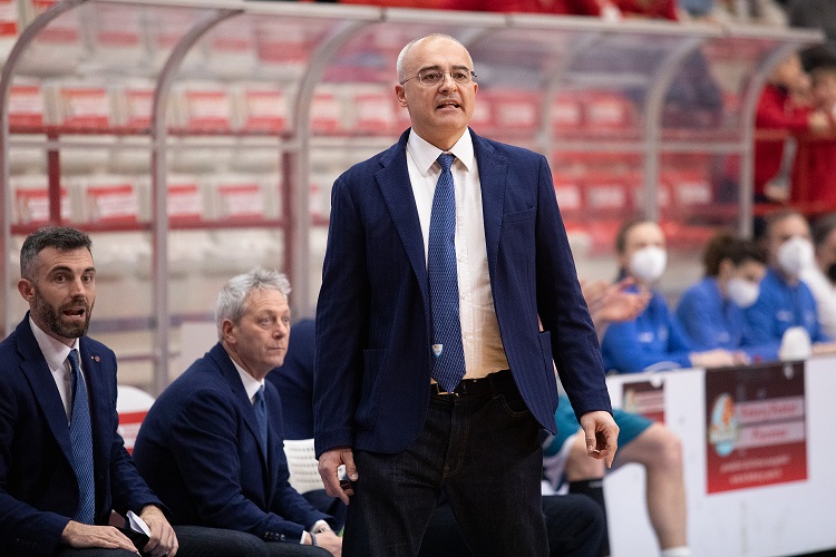 Scopri di più sull'articolo LA DEDICA DI COACH SODINI DOPO LA VITTORIA SUL CAMPO DELLA BAKERY