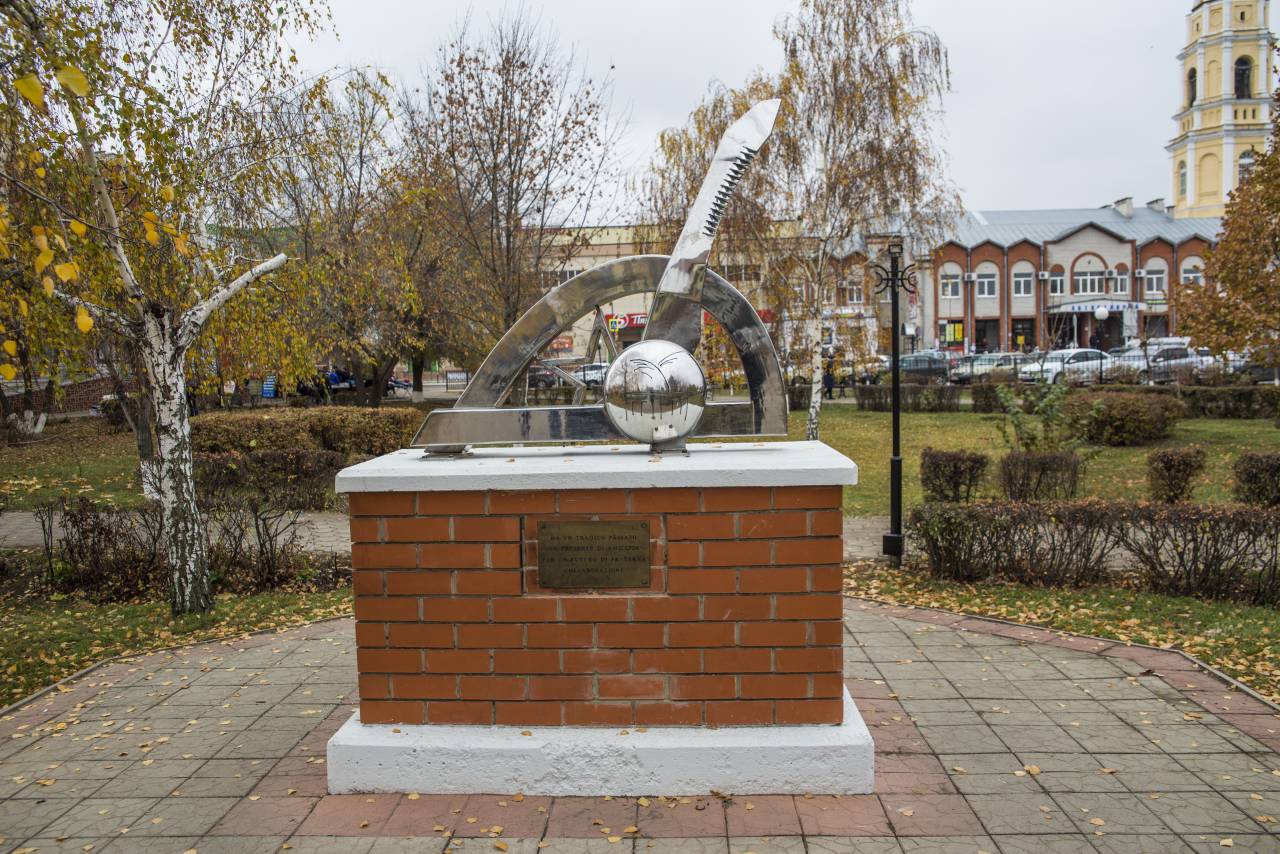 Al momento stai visualizzando Distrutto a Rossosch il cippo che ricorda i Caduti della Seconda guerra mondiale