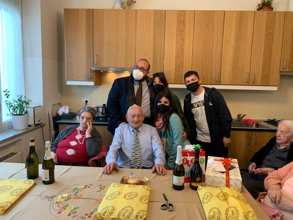 Scopri di più sull'articolo NOVARA: COMPLEANNO CENTENARIO FESTEGGIATO DAL SINDACO E DALL’AMMINISTRAZIONE