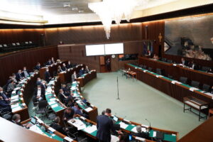 Scopri di più sull'articolo MORTE PAHOR. PRESIDENZA CR: SUO VIDEOMESSAGGIO EMOZIONŇ TUTTA L’AULA