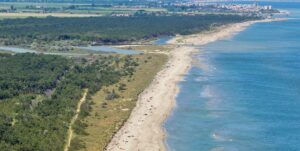 Scopri di più sull'articolo Difesa della costa. Dopo cento giorni di lavoro si chiude a Igea marina il maxi-cantiere per il ripascimento del litorale, avviato a inizio febbraio a Lido di Dante