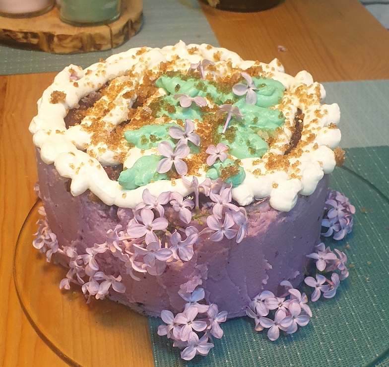 Scopri di più sull'articolo Torta al lillà con fiori commestibili