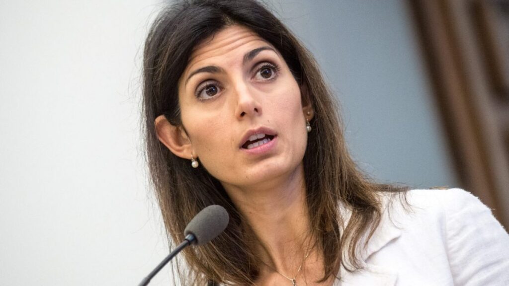 Scopri di più sull'articolo <strong>Elezioni, Raggi: “M5S torni a coinvolgere i cittadini e chiuda con le alleanze di comodo”</strong>