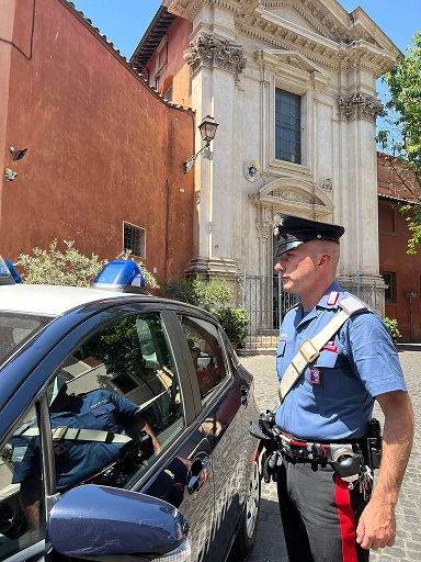Scopri di più sull'articolo TRASTEVERE – CARABINIERE INTERVIENE E SALVA LA VITA A UN BAMBINO DI UN ANNO, PRATICANDOGLI  LA MANOVRA DI “HEIMLICH”