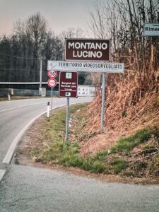Scopri di più sull'articolo MONTANO LUCINO: L’OCCHIO DEL CICLONE E LE GAFFE SUI SOCIAL