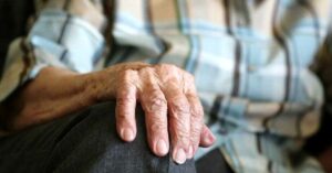 Scopri di più sull'articolo Maltrattamenti in casa di riposo – Carabinieri del NAS di Udine Esecuzione 7 misure cautelari