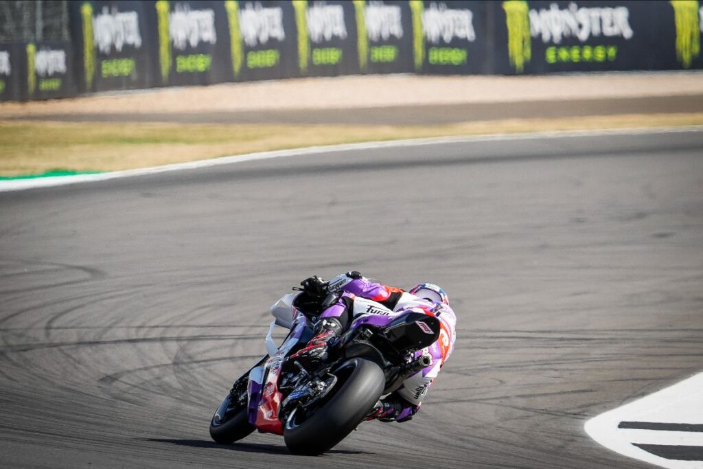 Scopri di più sull'articolo SILVERSTONE: Zarco cancella il record sul giro battendo Viñales alla pole di Silverstone
