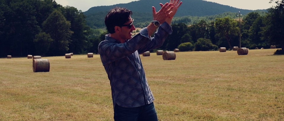 Al momento stai visualizzando Fuori ora il videoclip del brano “Cuore Curvo” di Luigi Farinaccio