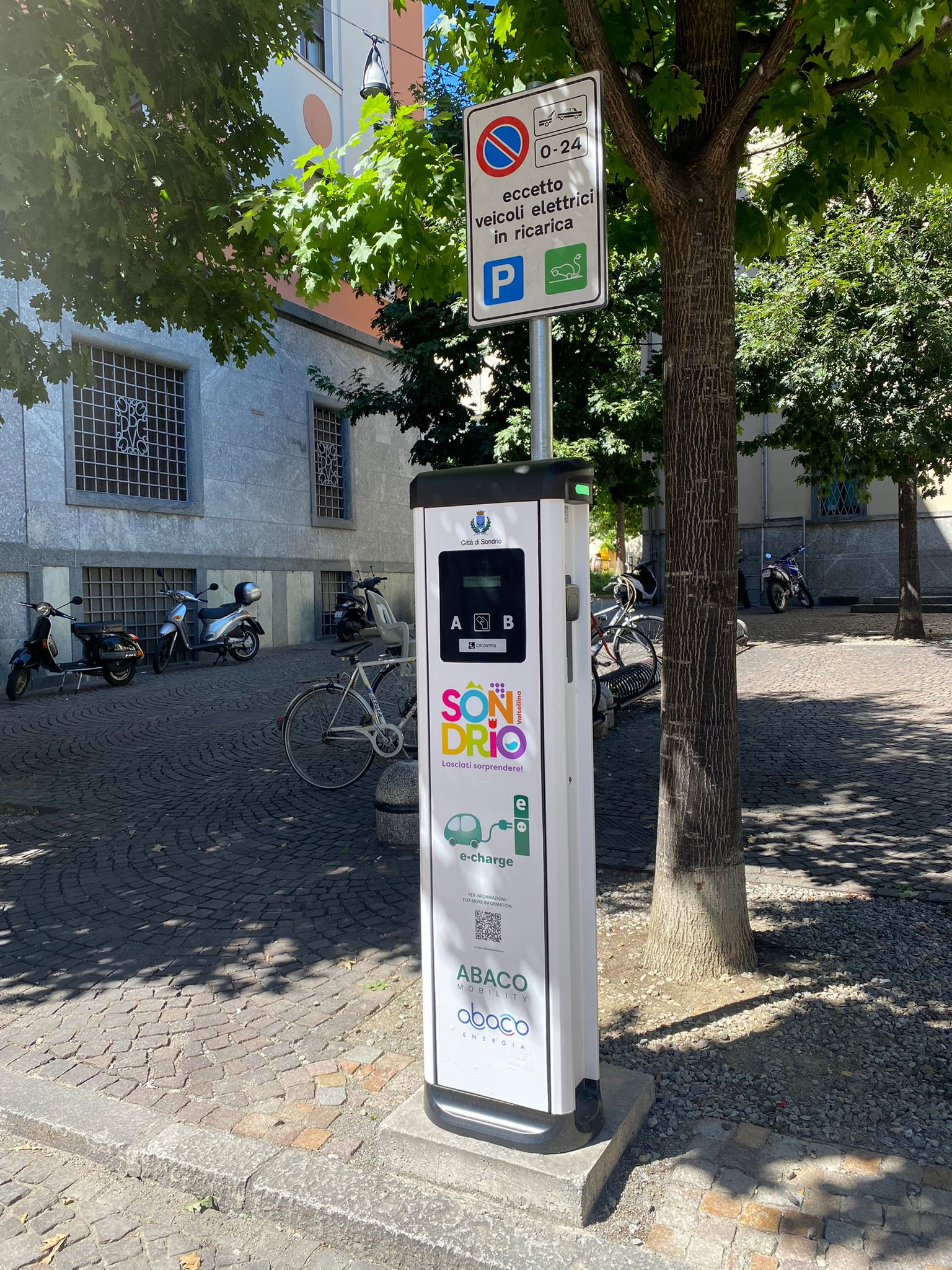 Al momento stai visualizzando SONDRIO: INSTALLATA UNA NUOVA POSTAZIONE PER LA RICARICA DI VEICOLI ELETTRICI IN CENTRO CITTÀ