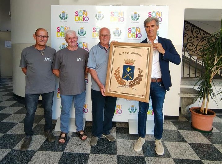 Al momento stai visualizzando Comune di Sondrio-Donato lo stemma di Sondrio in legno intarsiato