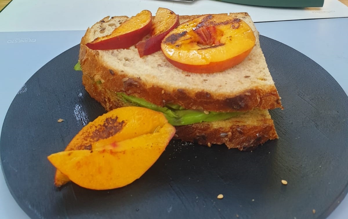 Scopri di più sull'articolo Toast brunch: pesche grigliate, avocado e salmone affumicato