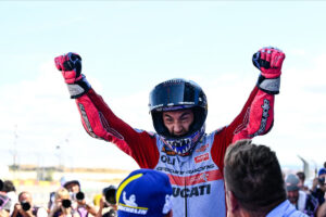 Scopri di più sull'articolo <strong>La drammatica resa dei conti di MotorLand vede Bastianini deporre Bagnaia mentre Quartararo si scontra con Marquez</strong>