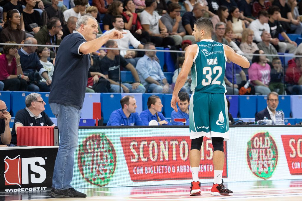 Scopri di più sull'articolo CANTU’: COACH SACCHETTI AMMETTE LA RESPONSABILITA’ DI UN GIOCO NON BUONO AD INIZIO PARTITA