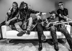 Scopri di più sull'articolo <strong>TIA PALOMBA & THE LAZY FOLKS RACCONTANO LA NOTTE INTORNO A UN FALÒ</strong>