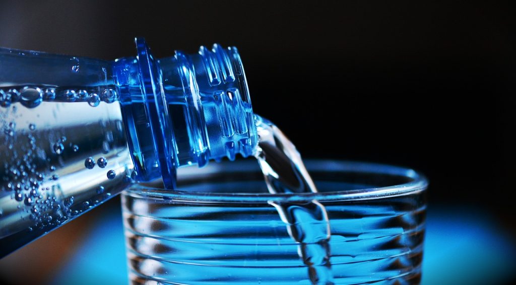 Scopri di più sull'articolo Acqua da bere: dal rubinetto o dalla bottiglia?