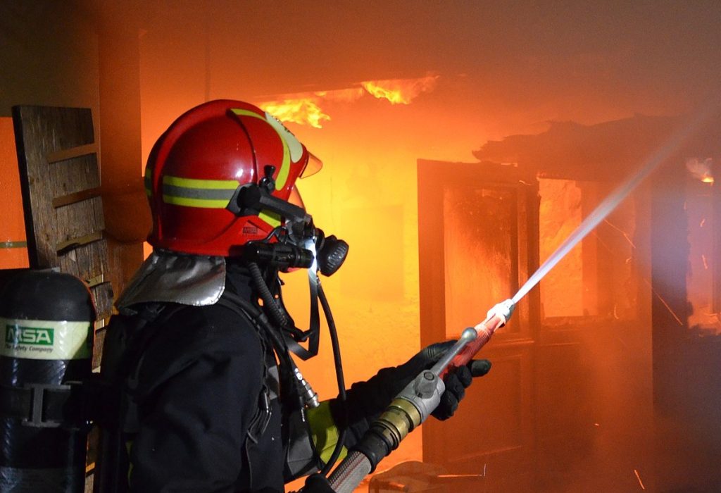 Scopri di più sull'articolo ROMA: INCENDIO A PONTE MAMMOMOLO VIGILI DEL FUOCO E PROTEZIONE CIVILE AL LAVORO