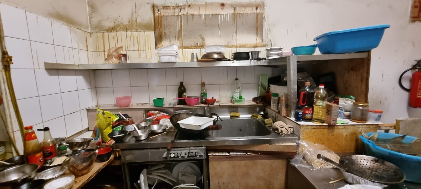 Scopri di più sull'articolo BERGAMO: <strong>Cucina in condizioni disastrose e materie prime avariate, denunciata la titolare di un sushi-bar</strong>