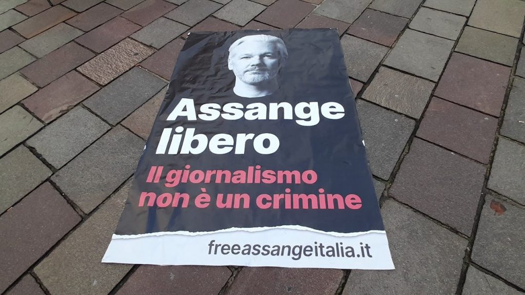 Scopri di più sull'articolo Assange, M5s-LcR: “Martire vivente, merita cittadinanza onoraria e campagna di sensibilizzazione”