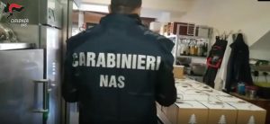 Scopri di più sull'articolo SEQUESTRATI 1.775 FINTI PANETTONI ARTIGIANALIE 10 TONNELLATE DI DOLCI