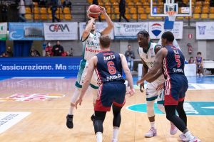 Scopri di più sull'articolo Cantù domina il derby e chiude il 2022 in testa