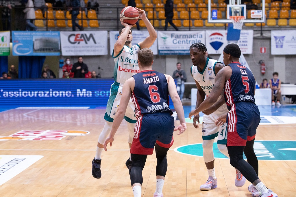 Al momento stai visualizzando Cantù domina il derby e chiude il 2022 in testa