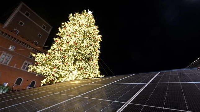 Al momento stai visualizzando Natale a Roma: “Pannelli solari in Piazza Venezia, chiediamo spiegazioni”