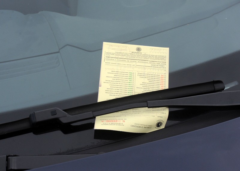 Scopri di più sull'articolo CONTRAVVENZIONI, LE NOTIFICHE SUL PARABREZZA