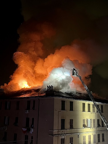 Al momento stai visualizzando INCENDIO VIA PIACENZA: 96 PERSONE EVACUATE, 18 PRESE IN CARICO DAL COMUNE DI GENOVA