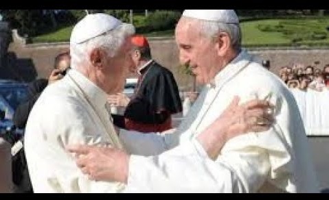 Scopri di più sull'articolo Ratzinger e Bergoglio: Un libro di Andrea Cionci per capire la Chiesa oggi, e domani