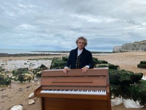 Scopri di più sull'articolo ROBERTO CACCIAPAGLIA torna ad esibirsi in Italia nei teatri con INVISIBLE RAINBOWS