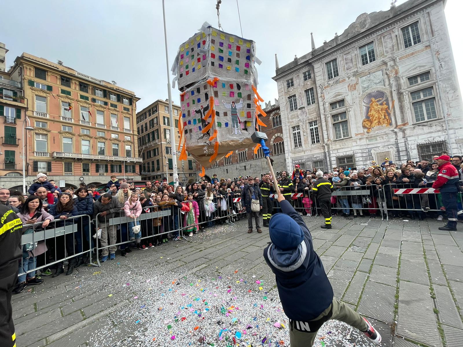 Scopri di più sull'articolo Rotta la pentolaccia di fine Carnevale: a Caricamento caramelle e cioccolato per bambini e non. Le maschere storiche hanno sfilato sul “Trenino dei folli” 