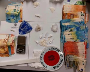 Scopri di più sull'articolo Sicurezza, due dosi di crack durante un controllo: sequestrati 25 grammi di sostanze e 4500 euro