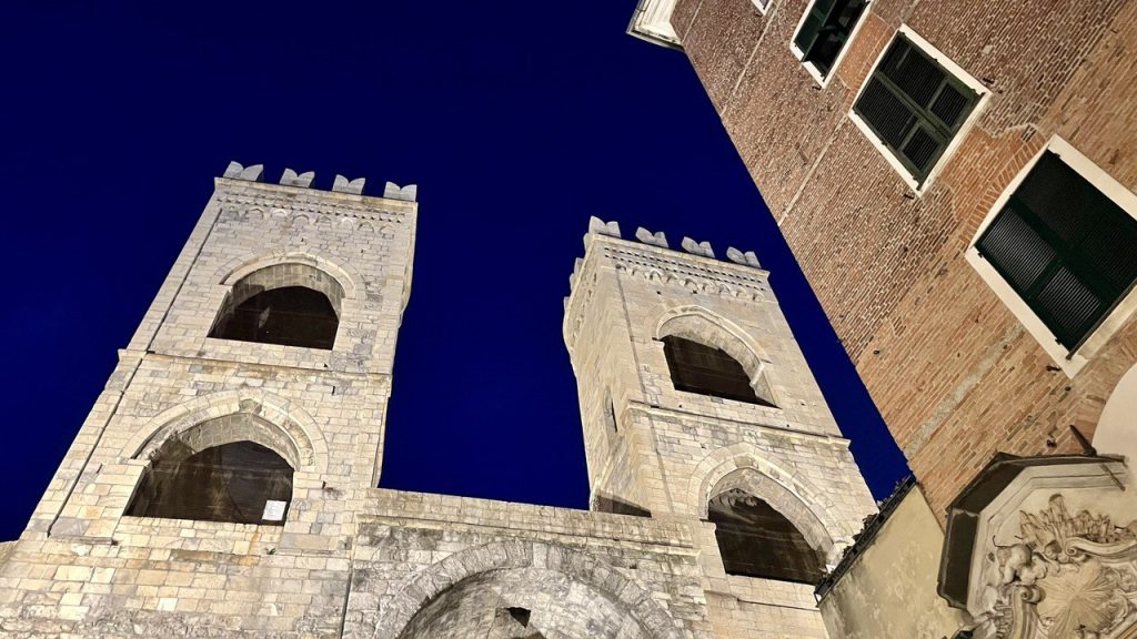 Scopri di più sull'articolo PIANO CARUGGI: NUOVA ILLUMINAZIONE MONUMENTALE PER PORTA SOPRANA, PALAZZO SAN GIORGIO E SANTA MARIA DELLE VIGNE 