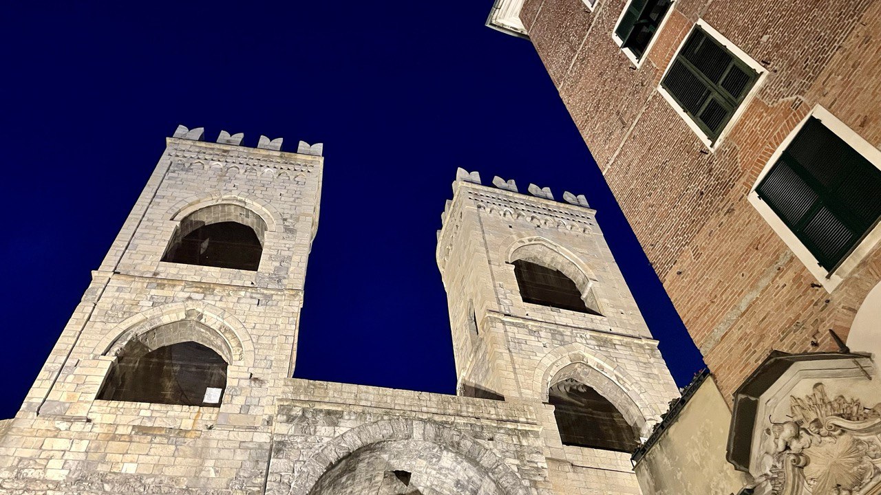 Al momento stai visualizzando PIANO CARUGGI: NUOVA ILLUMINAZIONE MONUMENTALE PER PORTA SOPRANA, PALAZZO SAN GIORGIO E SANTA MARIA DELLE VIGNE 