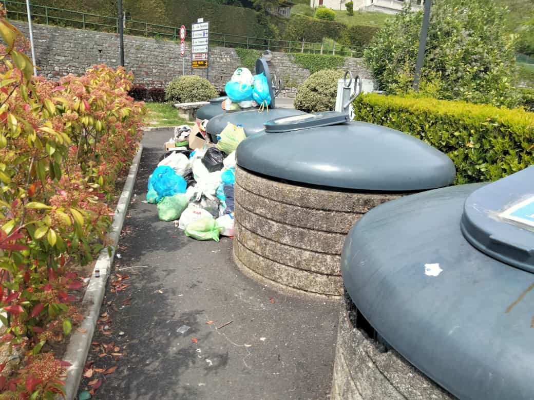 Scopri di più sull'articolo BELLAGIO: LA SPAZZATURA SOVRASTA LA PANCHINA GIGANTE