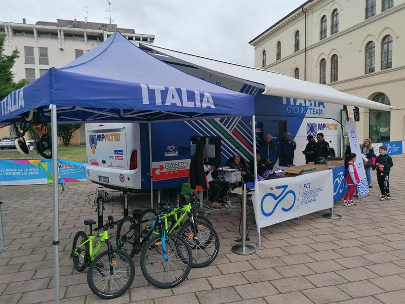 Scopri di più sull'articolo TORTONA, “ASPETTANDO IL GIRO” – SUCCESSO PER LO STAND FCI A TORTONA