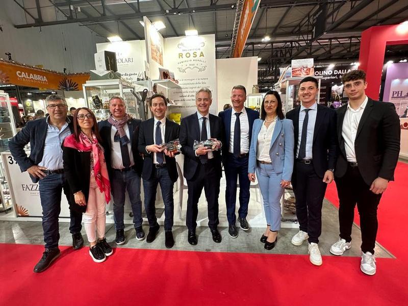 Scopri di più sull'articolo MILANO: PRESENTATO IL MARCHIO COLLETTIVO “SUINO NERO ITALIANO” AL TUTTOFOOD CON LA CALABRIA CAPOFILA