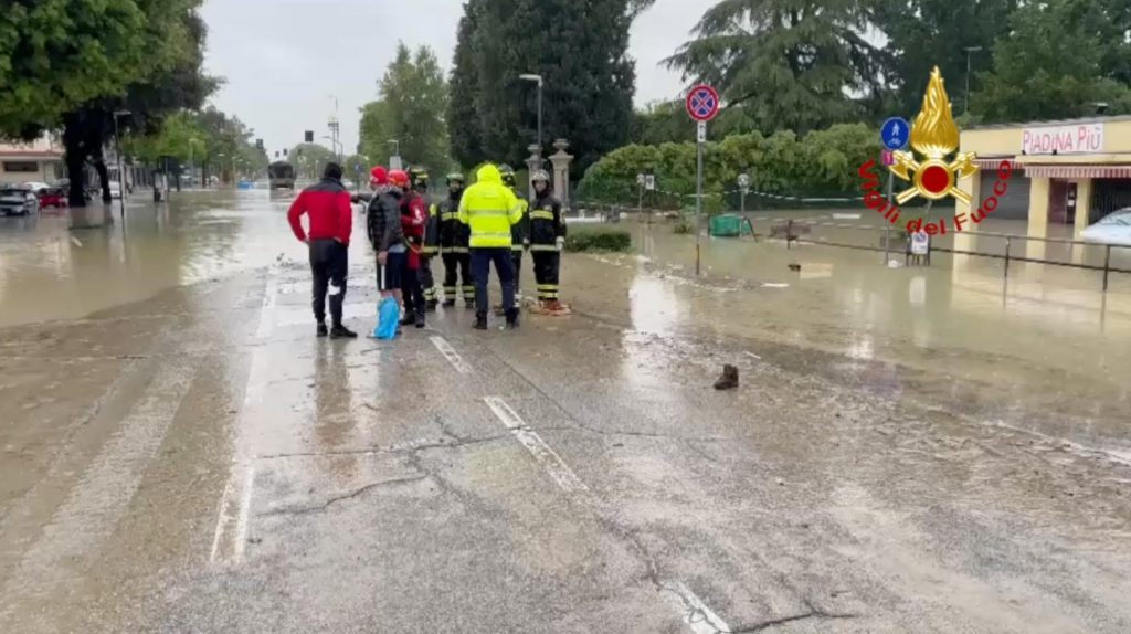 Scopri di più sull'articolo BOLOGNA: INCESSANTE IL LAVORO DEI VIGILI DEL FUOCO PER CONTENERE L’ACQUA E I DANNI CAUSATI DAL TEMPO