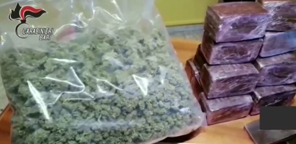 Scopri di più sull'articolo CARABINIERI: ASSOCIAZIONE FINALIZZATA AL TRAFFICO DI SOSTANZE STUPEFACENTI, DETENZIONE ILLEGALE DI ESPLOSIVO ED ARMI