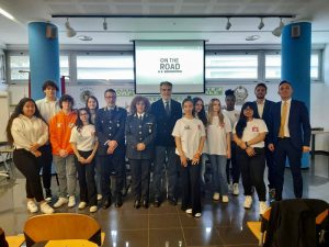 Scopri di più sull'articolo Bergamo: Cresce l’educazione “On the road”. Edizione in “rosa”: schierate 6 studentesse, in strada, “nei panni” della Polizia Locale