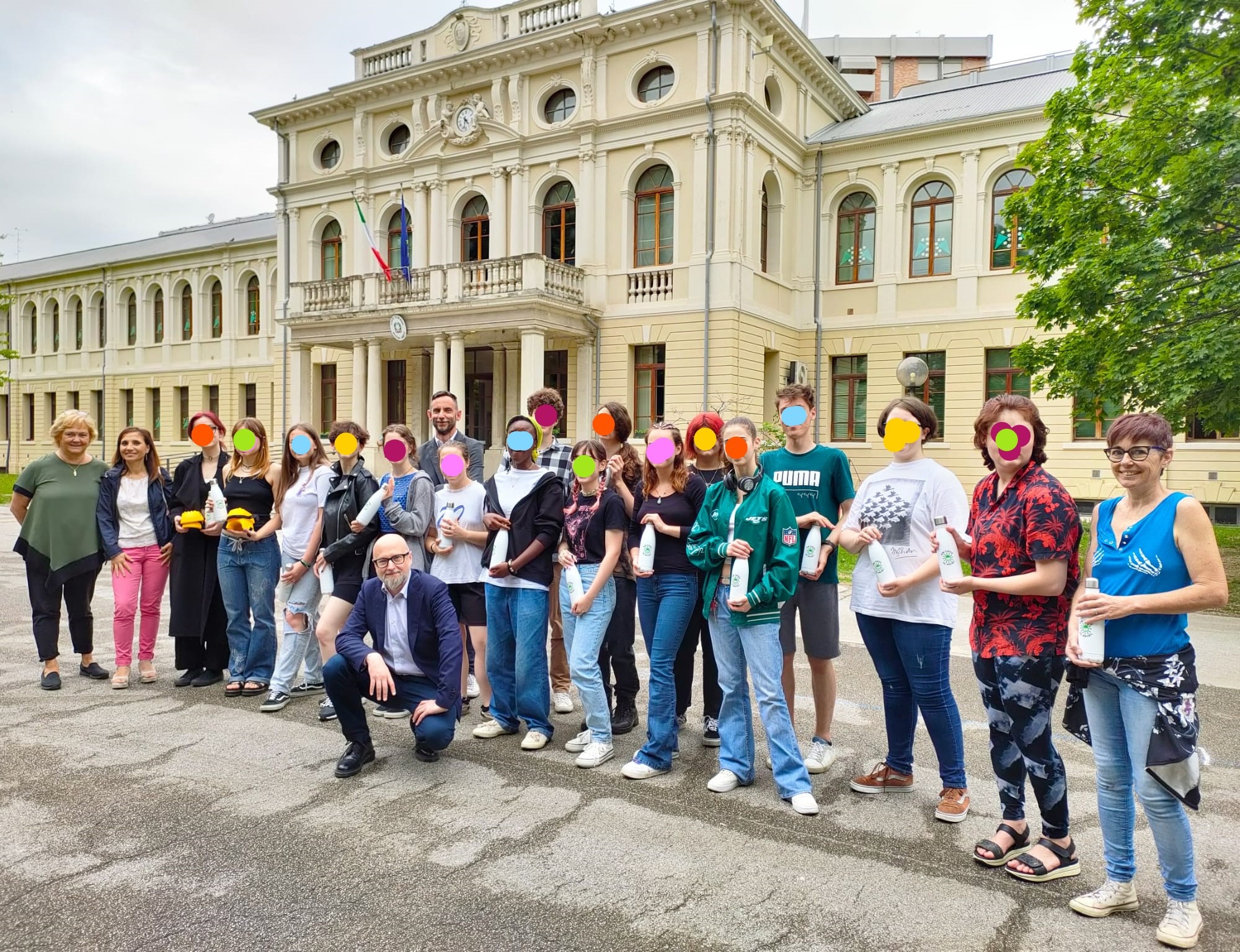 Al momento stai visualizzando Progetto “Cortile a colori”: grandi disegni sul piazzale delle Gabelli per fargiocare e divertire i bambini
