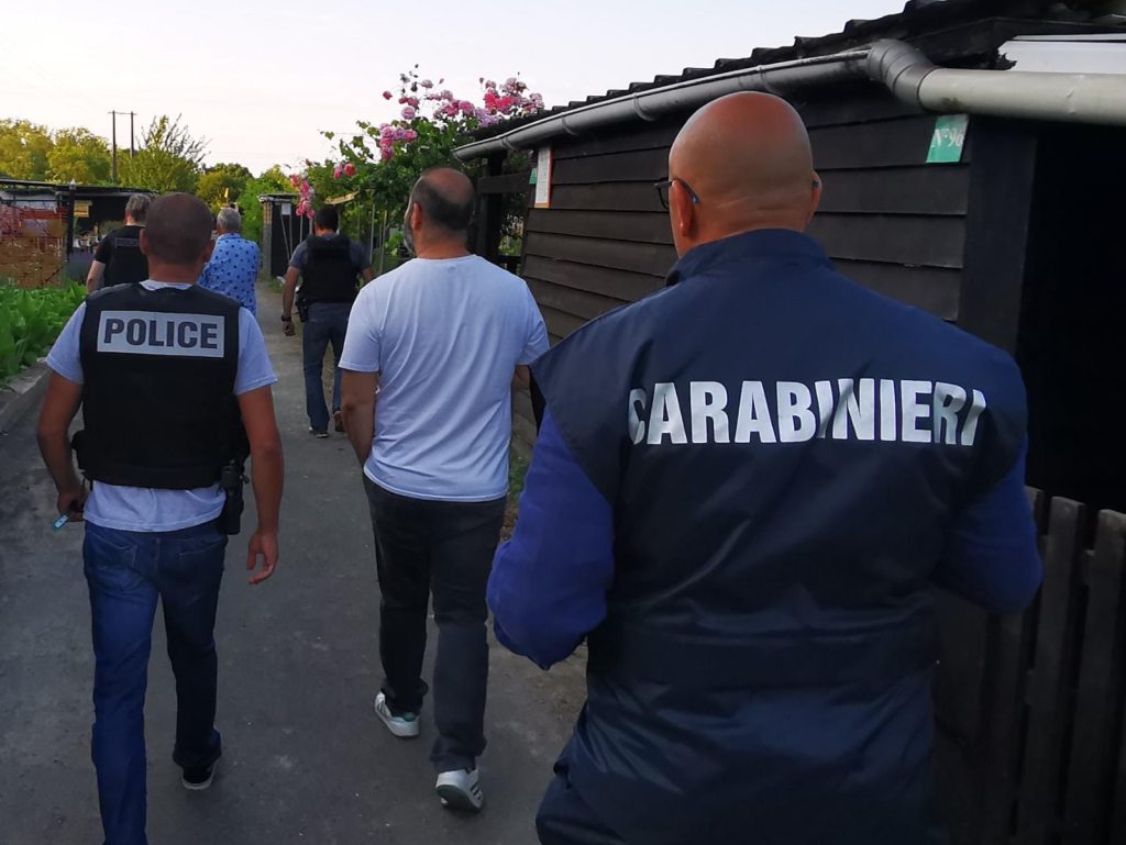 Scopri di più sull'articolo Operazione PAREPIDÊMOS IMMIGRAZION CLANDESTINA: 4 ARRESTI IN FRANCIA E GERMANIA