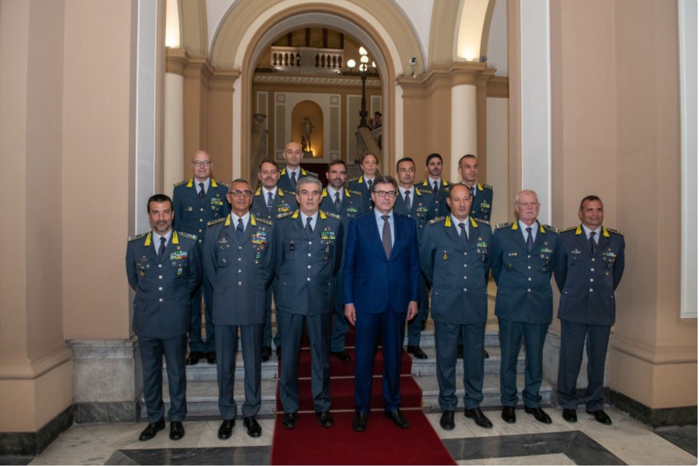 Al momento stai visualizzando ROMA: CHIUSO L’ANNO DELLA SCUOLA DI POLIZIA ECONOMICO FINANZIARIA CONSEGNATI I DIPLOMI E DISTINTIVI